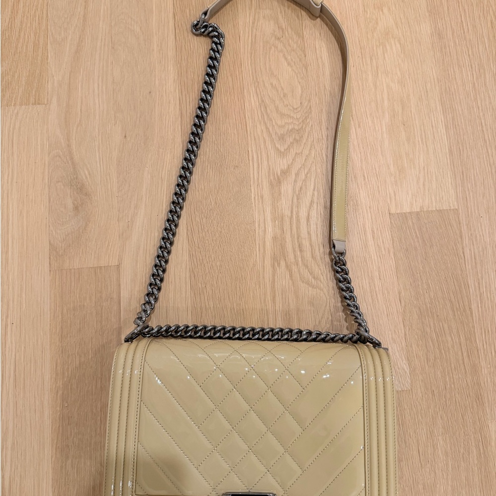 AUTHENTIC Chanel patent leather medium boy bag. - Picture 2 of 10